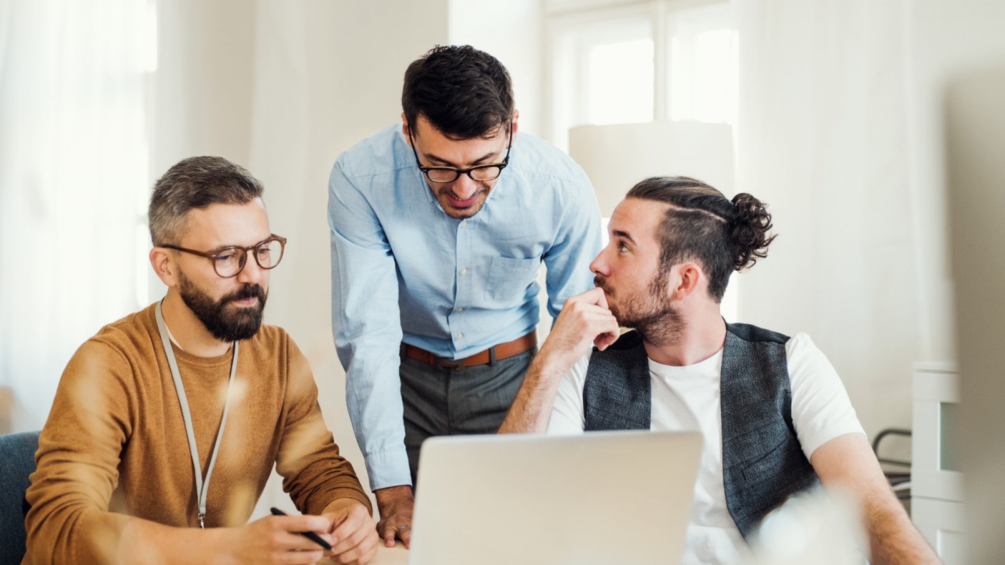 group-of-young-businesspeople۱۱-with-laptop-working-8SHTZUN-1-min